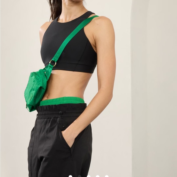 Athleta green color: scout excursion crossbody belt bag new with tags nwt! - Picture 3 of 7